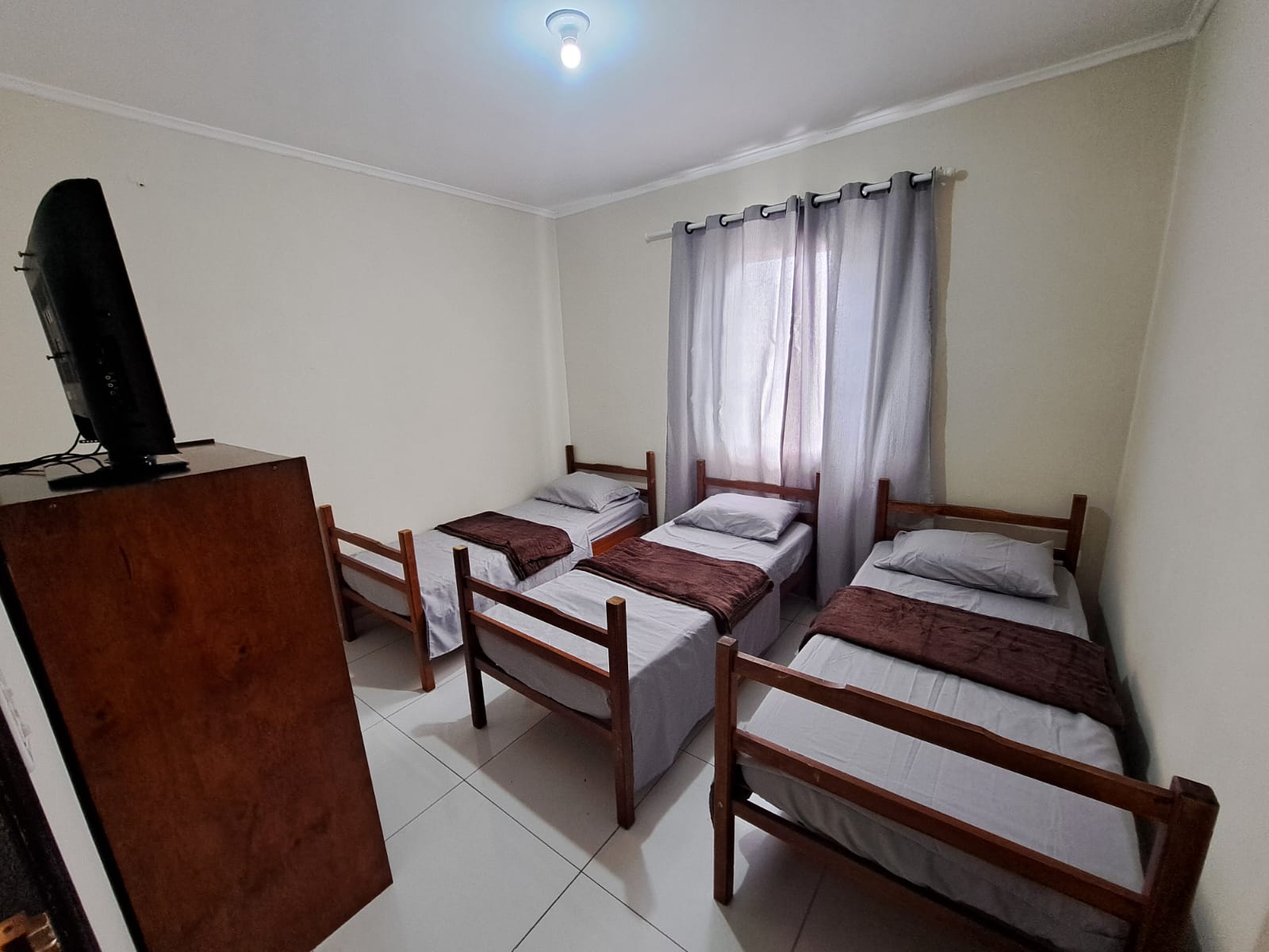 Quarto com cama de solteiro e de casal